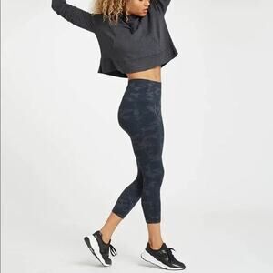 NWT Spanx Look at Me Now Seamless Cropped Leggings Black Camo Size Small